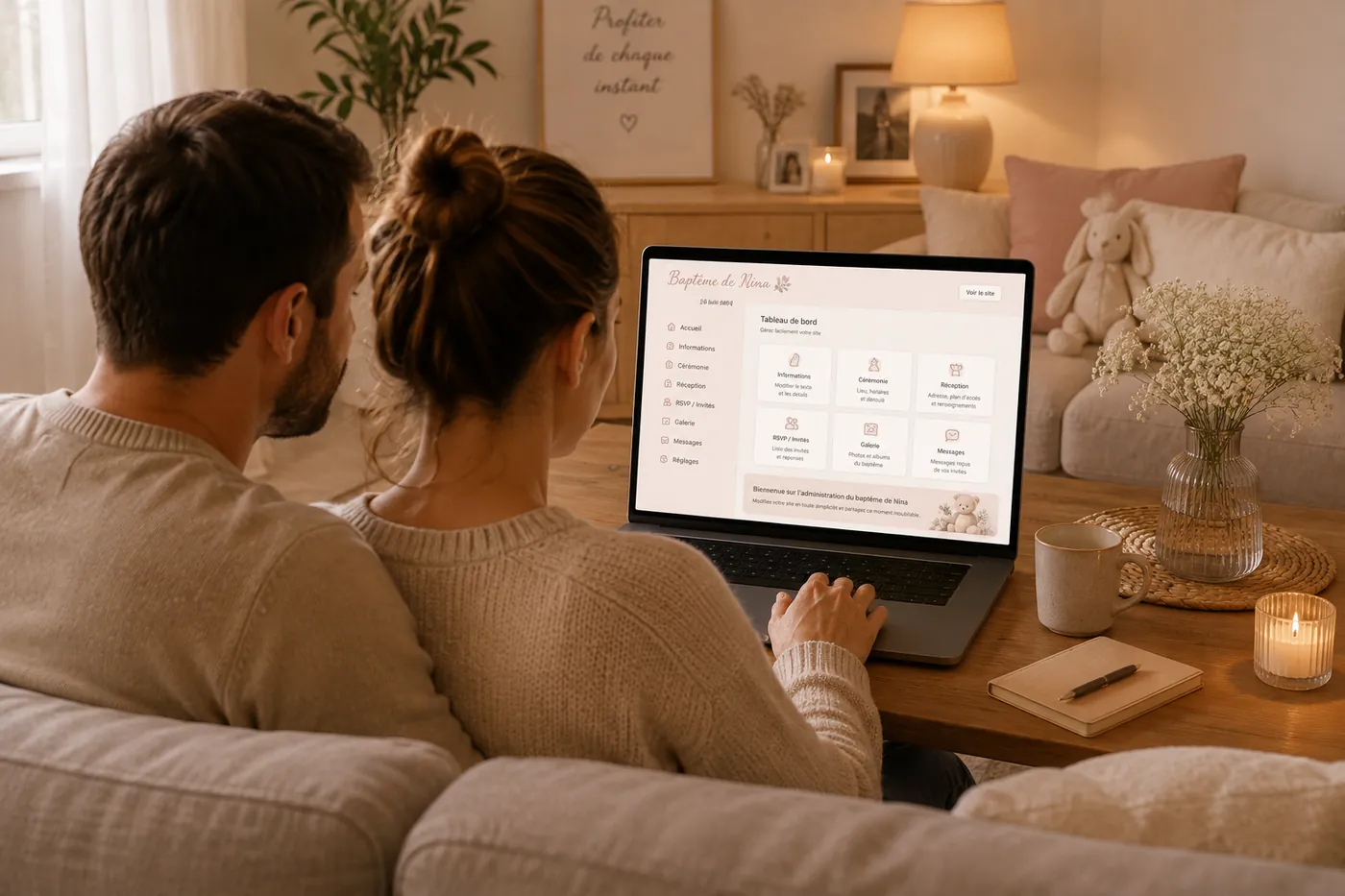 Parents gérant simplement le site du baptême de Nina depuis leur salon